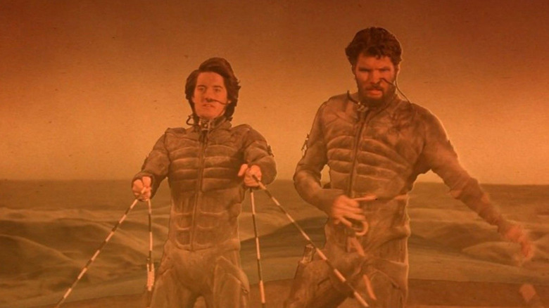 Paul Atreides e Stilgar montando um verme da areia em Duna (1984)