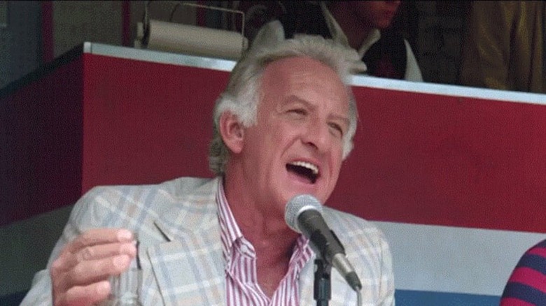 Bob Uecker convoca um jogo de beisebol de Cleveland como Harry Doyle na Liga Principal