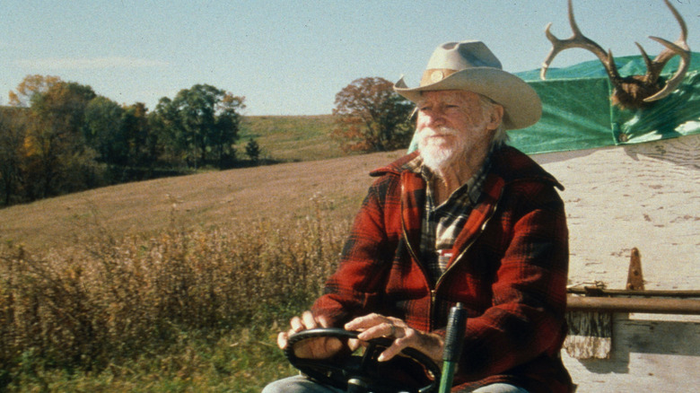 Richard Farnsworth como Alvin Straight em um trator em The Straight Story