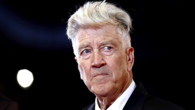 David Lynch na frente de um fundo preto