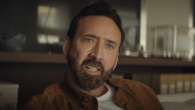 Nick Cage, de Nicolas Cage, olha para o outro lado enquanto está sentado dentro de O peso insuportável do talento massivo