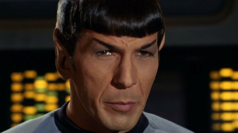 Leonard Nimoy levanta uma sobrancelha como Spock em Star Trek