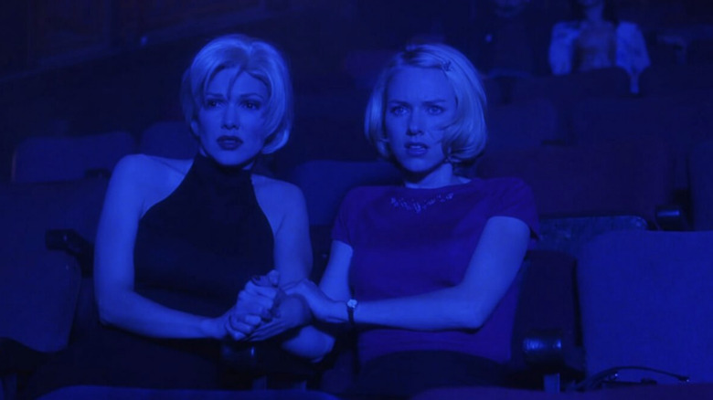 Rita e Betty se sentem tristes no Club Silencio em Mulholland Drive