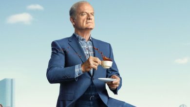 Frasier Crane posando com uma xícara de café derramado