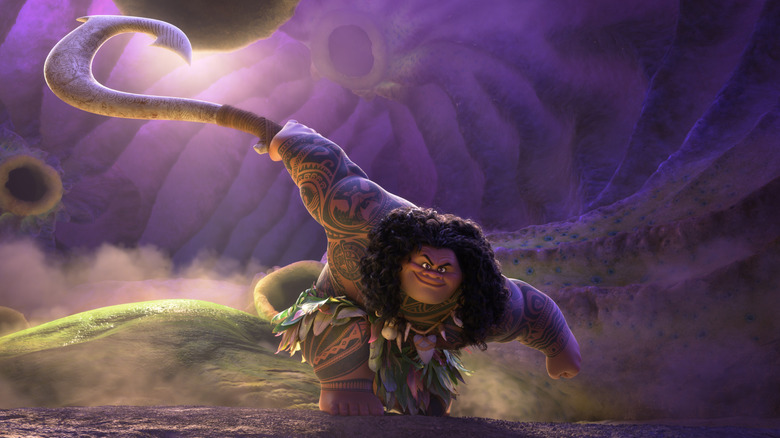 Maui, de Dwayne Johnson, segurando seu anzol em uma pose heróica em Moana 2