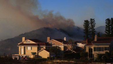 Moradores de Los Angeles foram solicitados a ficar em casa para evitar fumaça tóxica de incêndio florestal