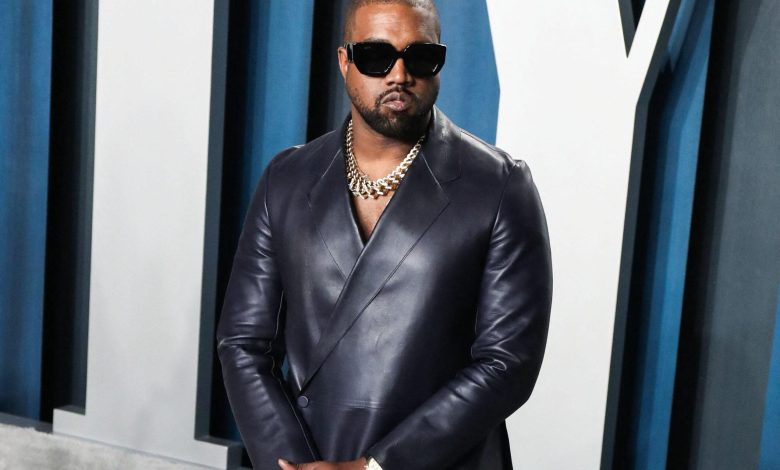 Kanye West vestindo um terno preto