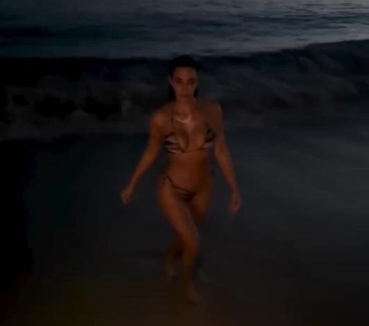 Kim Kardashian na praia.