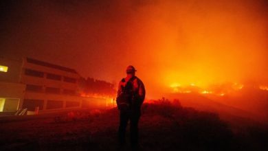 Um bombeiro observa enquanto o Franklin Fire queima em Malibu, Califórnia