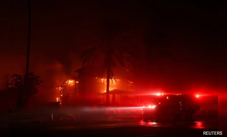 Moradores de Los Angeles são incentivados a economizar água enquanto os hidrantes secam em meio a incêndios florestais