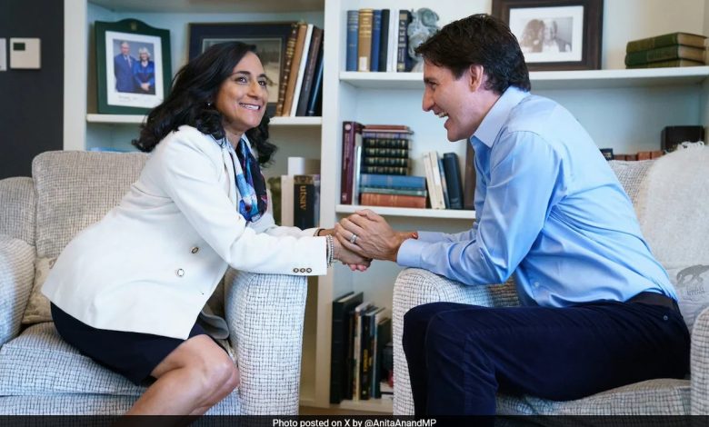 Anita Anand pode substituir Justin Trudeau como primeiro-ministro canadense. Saiba tudo sobre ela