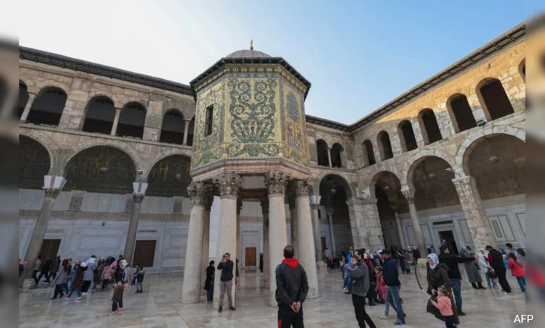 Debandada em mesquita histórica em Damasco mata 3: Governador