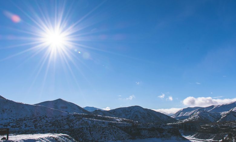 Os cientistas finalmente sabem por que o Sol ficou misteriosamente azul há quase 200 anos