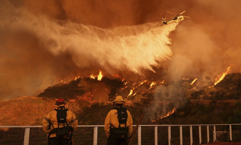 Ventos "perigosos" ameaçam espalhar incêndios florestais em Los Angeles: autoridades