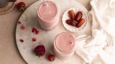 Alimentos hidratantes com smoothie probiótico de morango