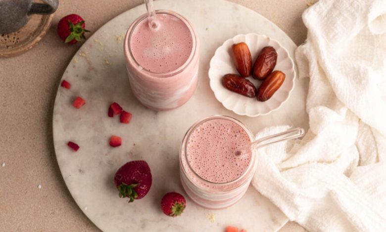 Alimentos hidratantes com smoothie probiótico de morango