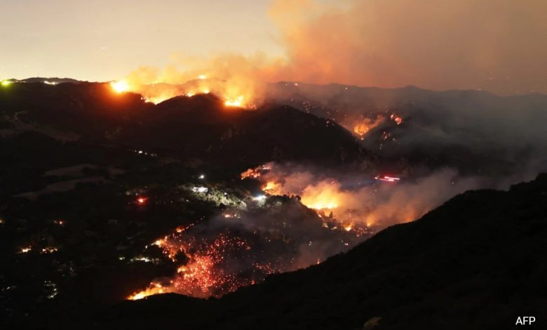 Incêndios florestais em Los Angeles: Guarda Nacional dos EUA chamada, sobreviventes pesquisam destroços