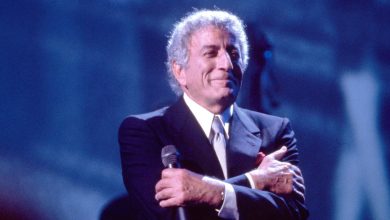 Tony Bennett em 1994 no palco durante seu retorno no Elvis Tribute