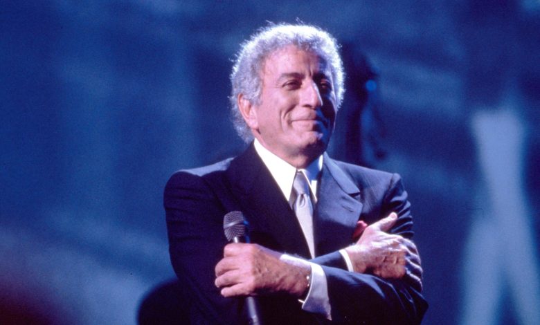 Tony Bennett em 1994 no palco durante seu retorno no Elvis Tribute