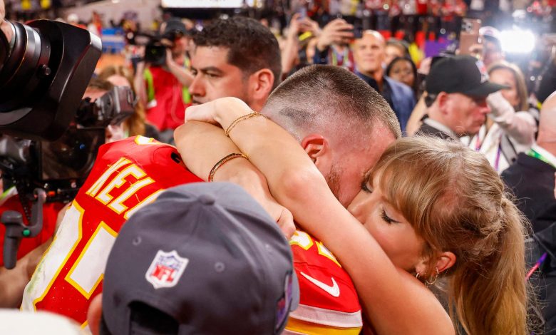 Taylor Swift e Travis Kelce comemoram o Super Bowl dos Chiefs