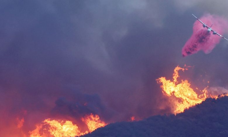 Uma aeronave de combate a incêndios lança retardador de fogo rosa Phos-Chek em Pacific Palisades em 7 de janeiro